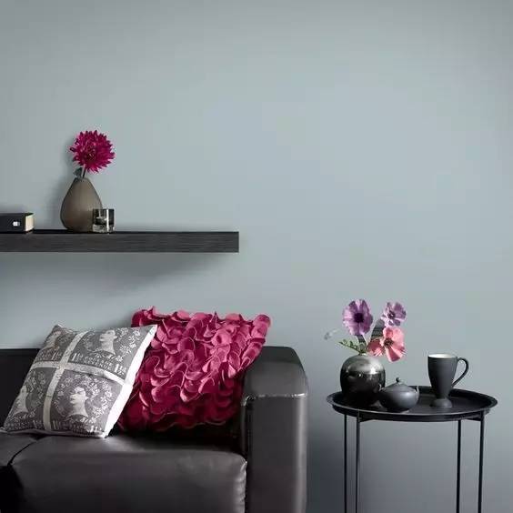 粉色卫衣搭配灰色直筒裤,粉色毛衣搭配灰色阔腿裤