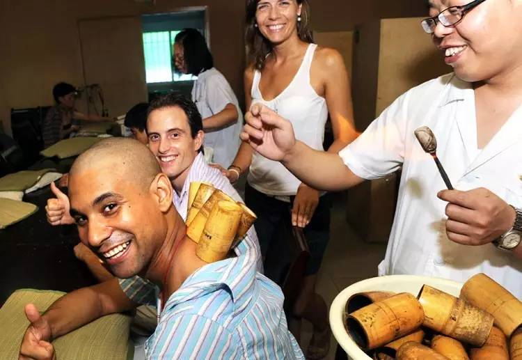 美国金牌得主赴京体验传统中医，当晚被我领进足疗保健打了一针兴奋剂