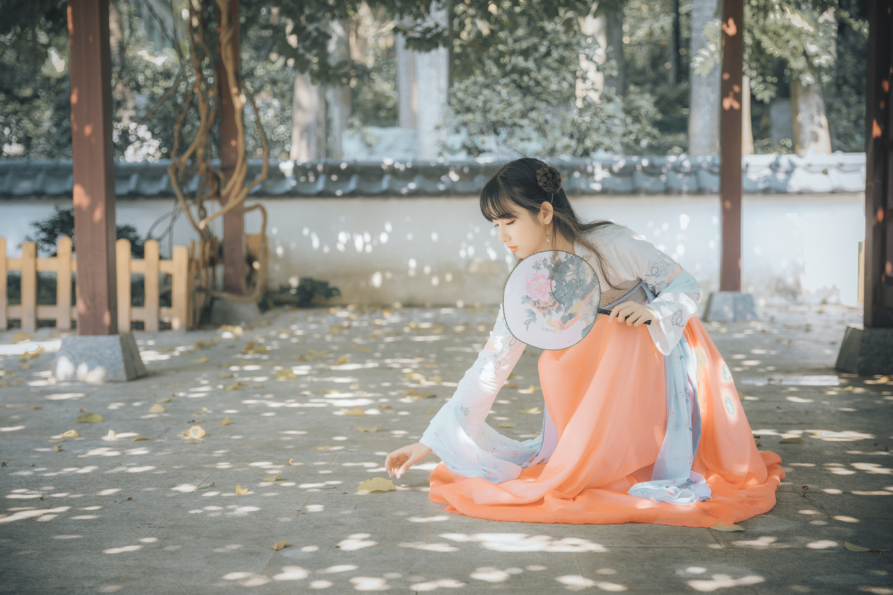 故事：难道见到的人是她的未婚夫，她不讨厌他，反而偷笑