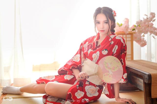 小说：她被两个嬷嬷绑住，完全动弹不得，只能任由对方滥用私刑