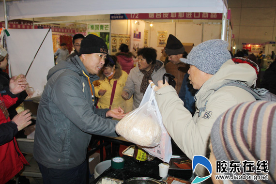 新奇！年货会现场包象拔蚌水饺吸引市民尝鲜