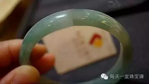 为什么有的玉戴一段时间后变颜色 (玉戴时间长裂纹会没有吗)