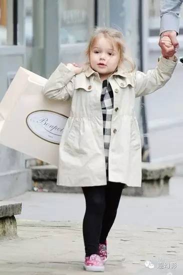 小朋友的钱最好赚，几千块穿几个月就要扔的衣服爹妈买起来不眨眼