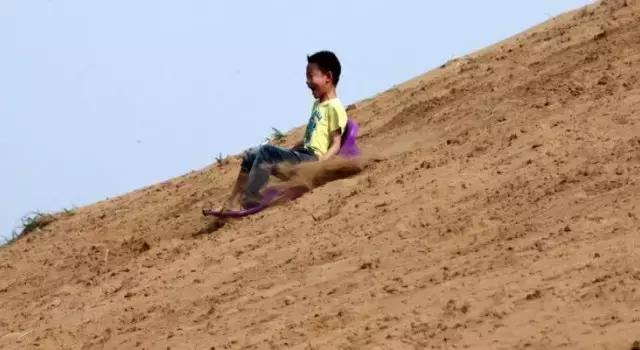 西安边上有个“沙坡头”，沙场冲浪、露营赏月，聊咋咧！