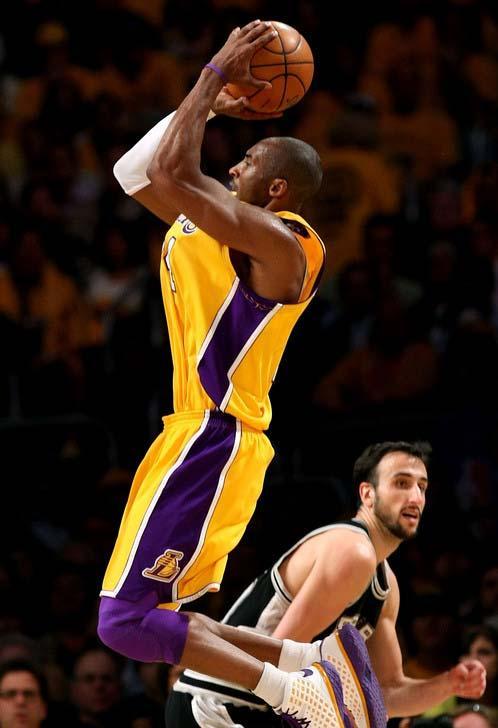 先抬起中枢脚再抬起非中枢脚投篮,转身后抬起中枢脚投篮会不会走步