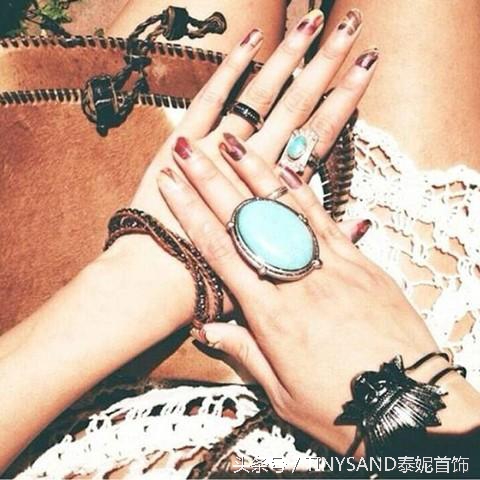 男女左右手戴戒指各有什么意思,男女订婚戒指戴哪个手指