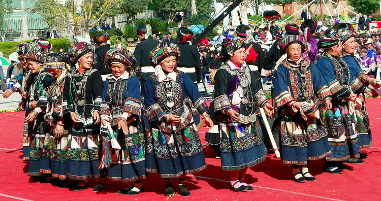 敲起铜鼓的舞蹈,敲起铜鼓舞蹈