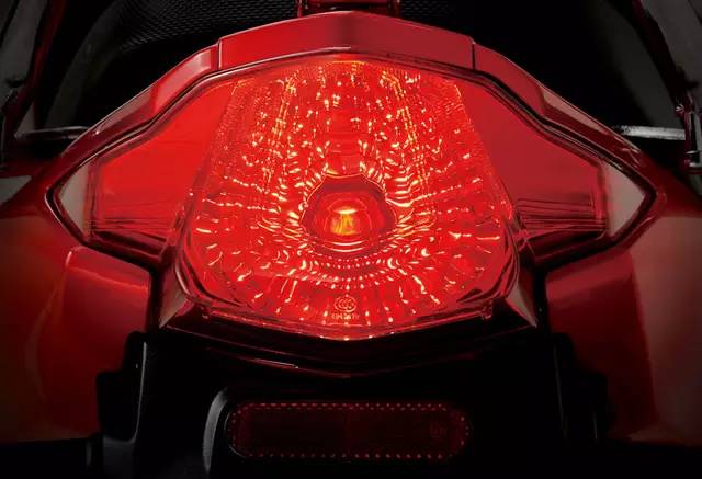 豪爵uh110弯梁对比雅马哈凌俊,豪爵uh110s弯梁摩托爬坡测试