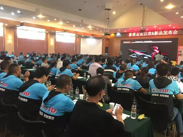 豪爵uh110弯梁对比雅马哈凌俊,豪爵uh110s弯梁摩托爬坡测试