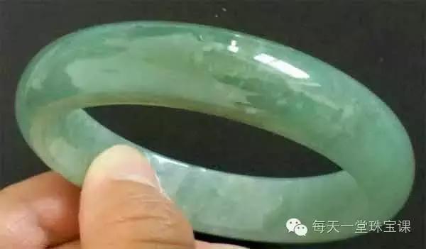 为什么有的玉戴一段时间后变颜色 (玉戴时间长裂纹会没有吗)