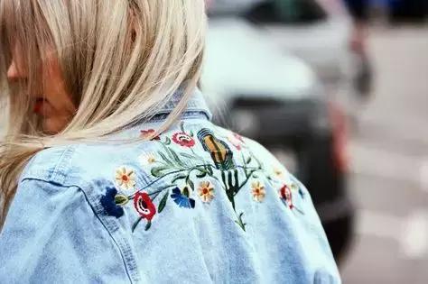 李宇春、蕾哈娜、宋茜她们都在穿这样的牛仔装！