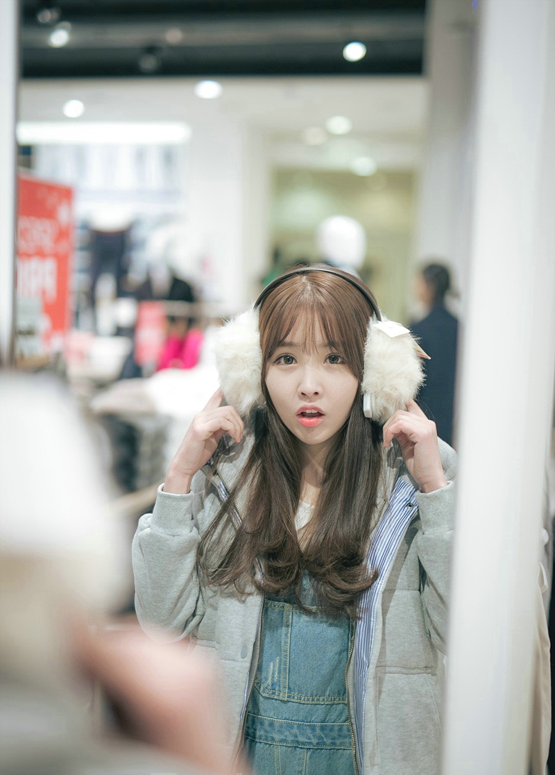 韩国时尚牛仔裤美女 (韩国女明星牛仔裤街拍)