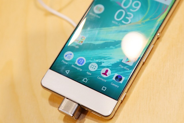 目前哪个手机黑边最小,手机上一个黑点