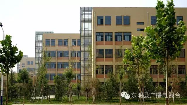 实拍：菏*东泽**明一中新校区！