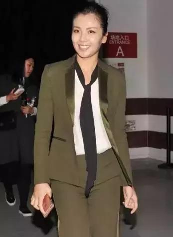 老有所依刘涛丝巾,刘涛红白玫瑰花丝巾