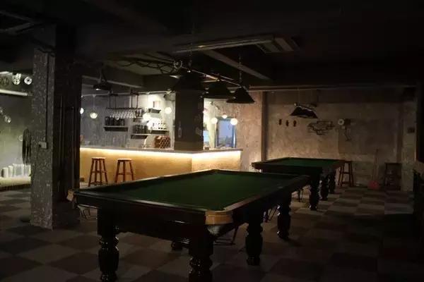 坪石第一家工业风清吧，在这里我能够泡一天。