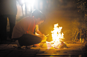 烧纸钱祭亡父，儿子图便宜买了些次品，老爹竟被气活了