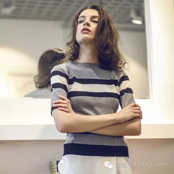 夏天晒黑了怎么穿搭衣服,皮肤晒黑了穿什么衣服好看