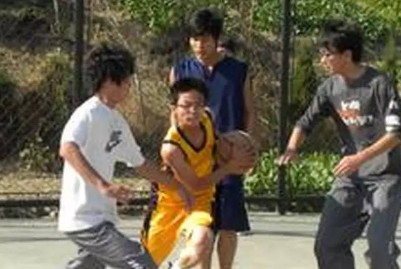 野球场常见防守犯规,野球场身体对抗怎么防守