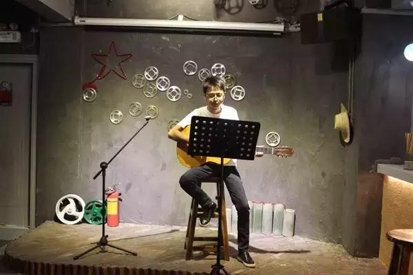 坪石第一家工业风清吧，在这里我能够泡一天。