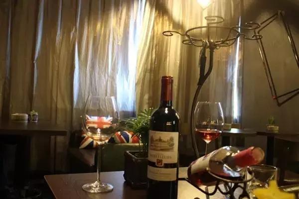 坪石第一家工业风清吧，在这里我能够泡一天。