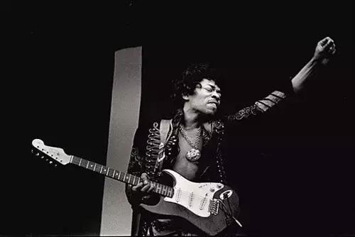 他是能唤醒吉他灵魂的传奇吉他手，46年前，他杀死了吉他和自己