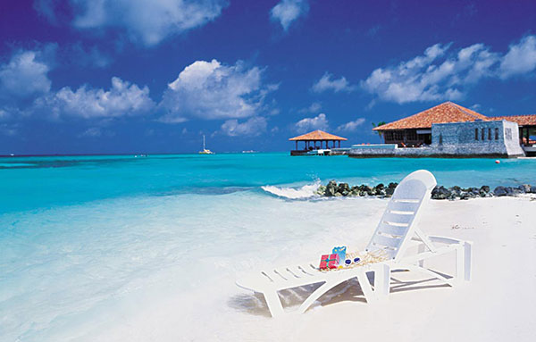 买买买：将沙滩椅置身蓝天白云下，懒懒的晒太阳