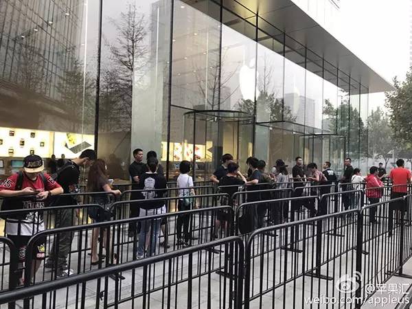 一台iPhone7能够看4次Bigbang，买10双Vans