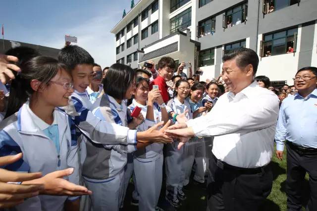 习*平近**：到这儿就没有*长首**了，是学生