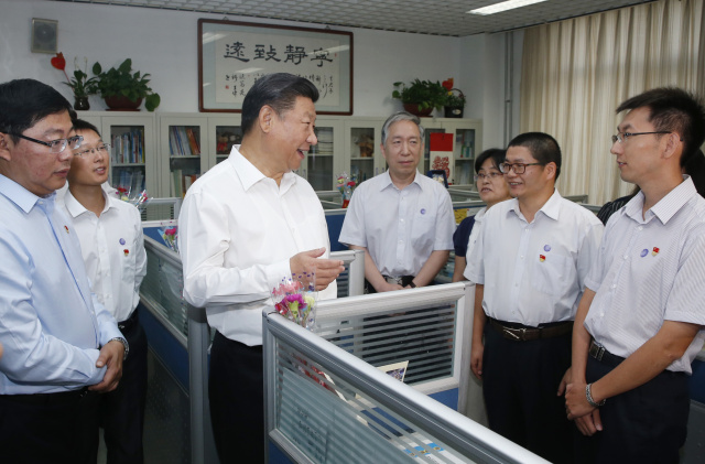 习*平近**：到这儿就没有*长首**了，是学生
