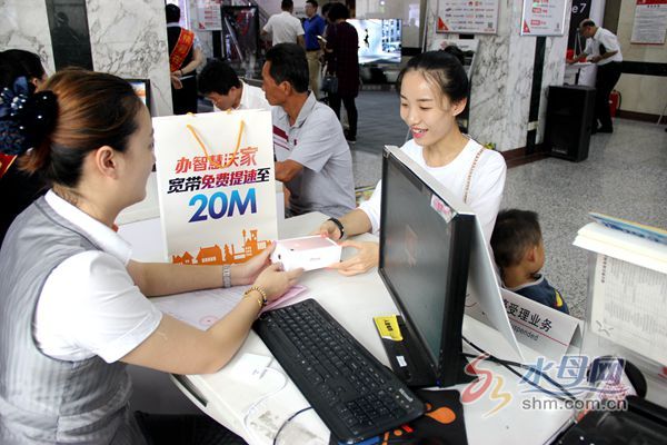 iPhone7烟台联通首发85后美女果粉抢“头彩”