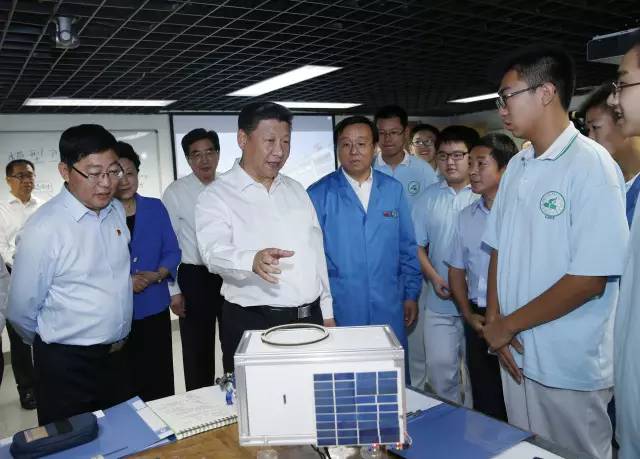 习*平近**：到这儿就没有*长首**了，是学生