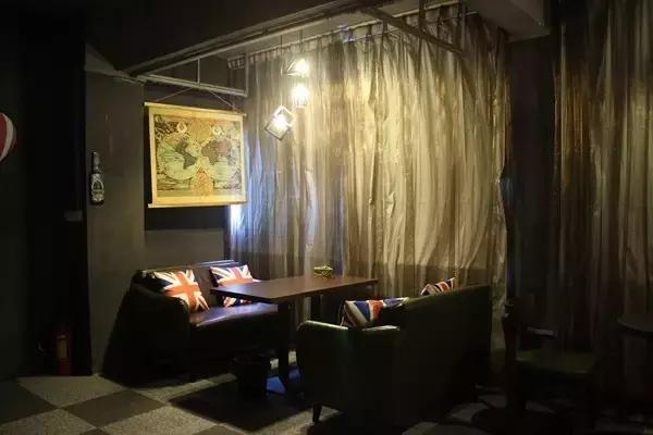 坪石第一家工业风清吧，在这里我能够泡一天。