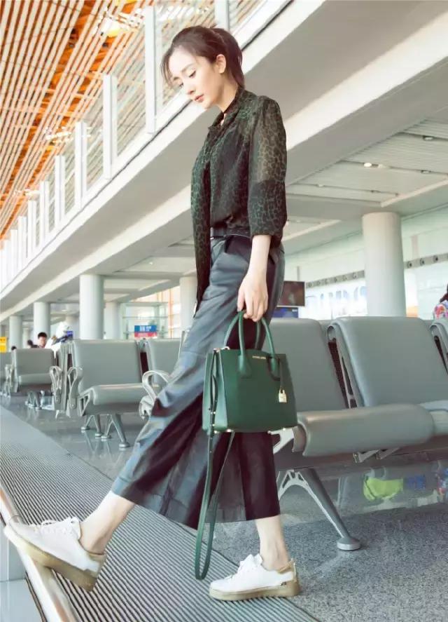 杨幂和李沁同穿开叉裙你怎么看,杨幂李沁穿搭图片