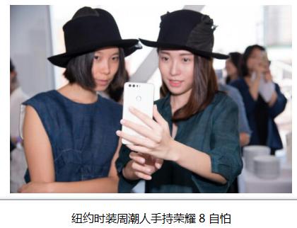 火热街拍来袭行走街头的随性时尚,街拍最时尚的人时刻走在潮流前线