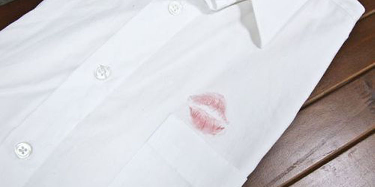 化妆品渍怎么去除,染上化妆品怎么洗掉小窍门