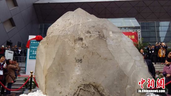 东海水晶哪个品种最好,白水晶和紫水晶哪个贵一些