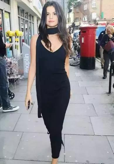 老有所依刘涛丝巾,刘涛红白玫瑰花丝巾