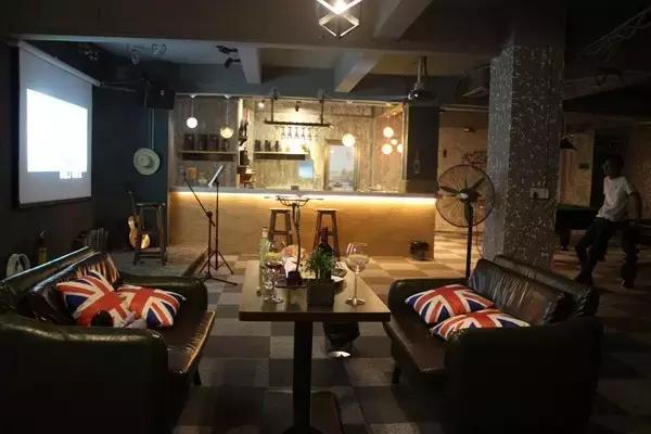 坪石第一家工业风清吧，在这里我能够泡一天。