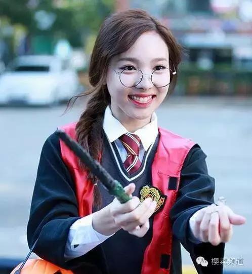 哎哟，欧巴戴的眼镜不错啊！