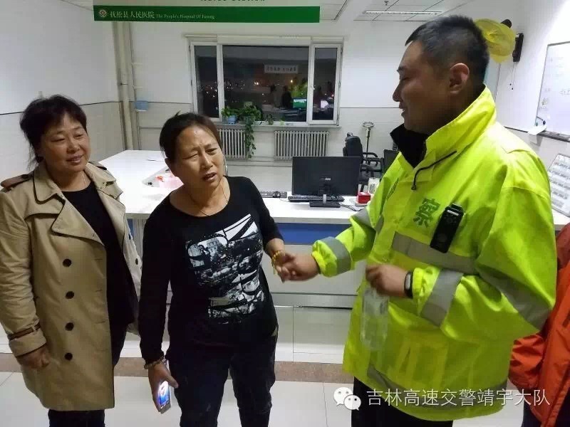 女子被蛇咬幸亏小伙及时救治,女子河边散步被蛇咬