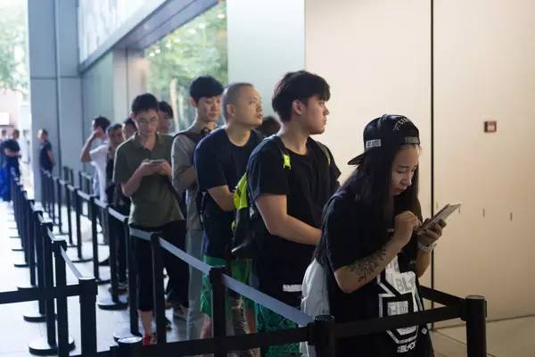 一台iPhone7能够看4次Bigbang，买10双Vans