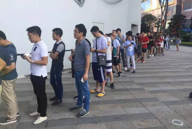 一台iPhone7能够看4次Bigbang，买10双Vans