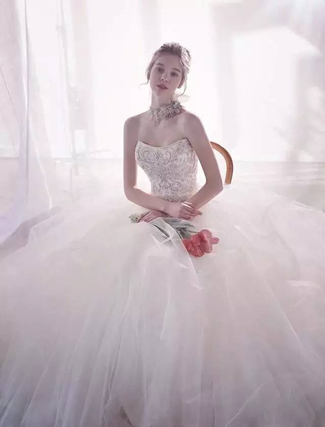 气质美女唯美梦幻婚纱,世界最美的顶级婚纱