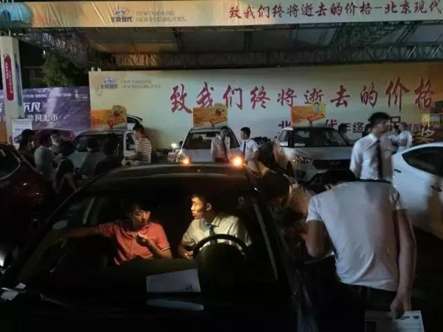 昨天临平两大地标建筑被挤爆了！今天还要继续！