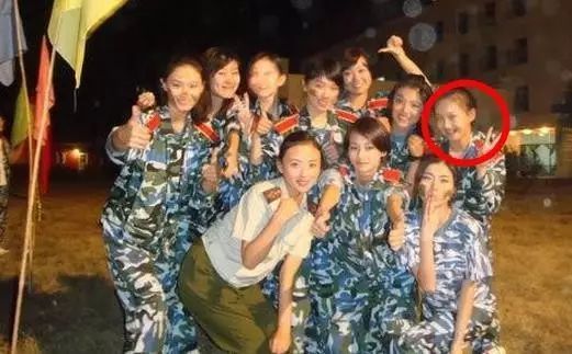 李易峰看赵丽颖的眼神假装不熟,看到李易峰和赵丽颖就精神抖擞