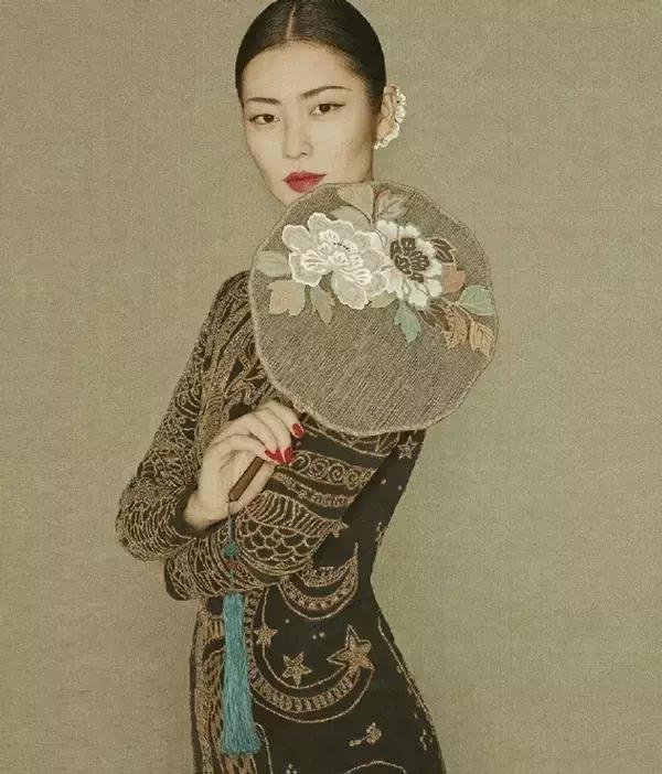 刘雯同款小香风深蓝色,刘雯最近很火的穿搭秋季