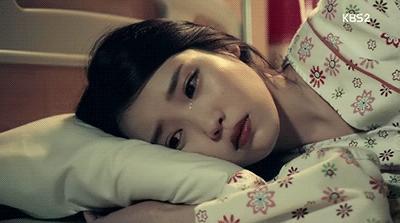 小孩泥水中被巨蟒缠住身体,小孩被巨蟒死死缠住