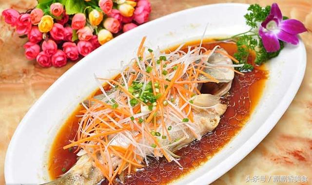 这样做的清蒸鱼肉质鲜嫩入口爽滑,色香味俱全的家常美味清蒸鱼
