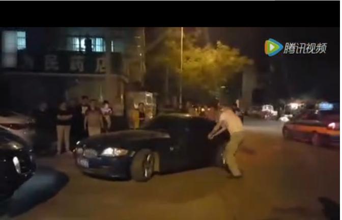 宝马女司机和卡宴,保时捷车主惹毛宝马女司机